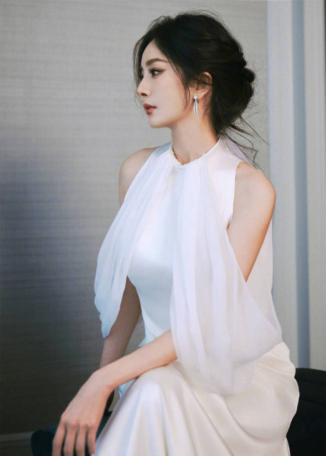 杨幂秒变“白月光”美人 气质优雅温柔身材超好
