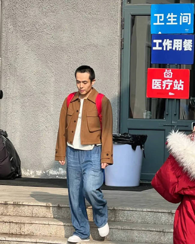 演员王星晒与成龙合影 配文：真的是“吾辈楷模” 