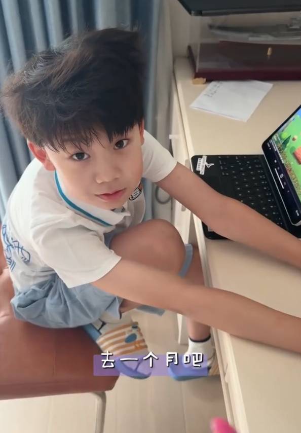 甘薇送仨孩子去美国看贾跃亭！还带了前夫要的桃酥