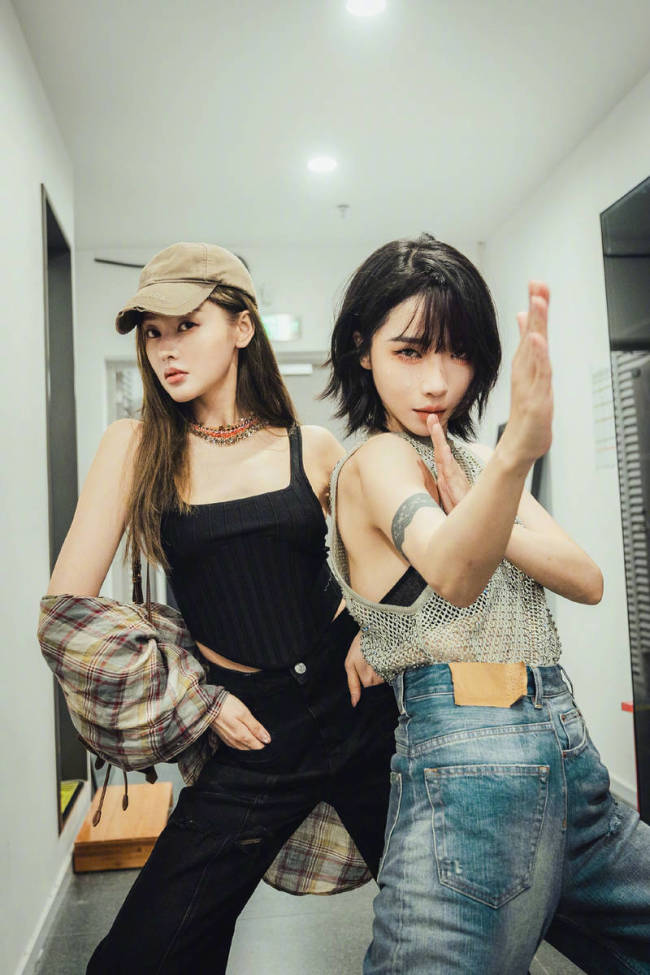 张天爱晒与刘恋合影秀友情 摆同款pose趣味横生