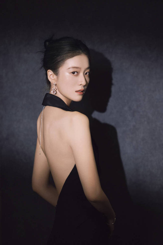 张雪迎穿深V长裙优雅端庄 露白皙美背气质又甜又飒