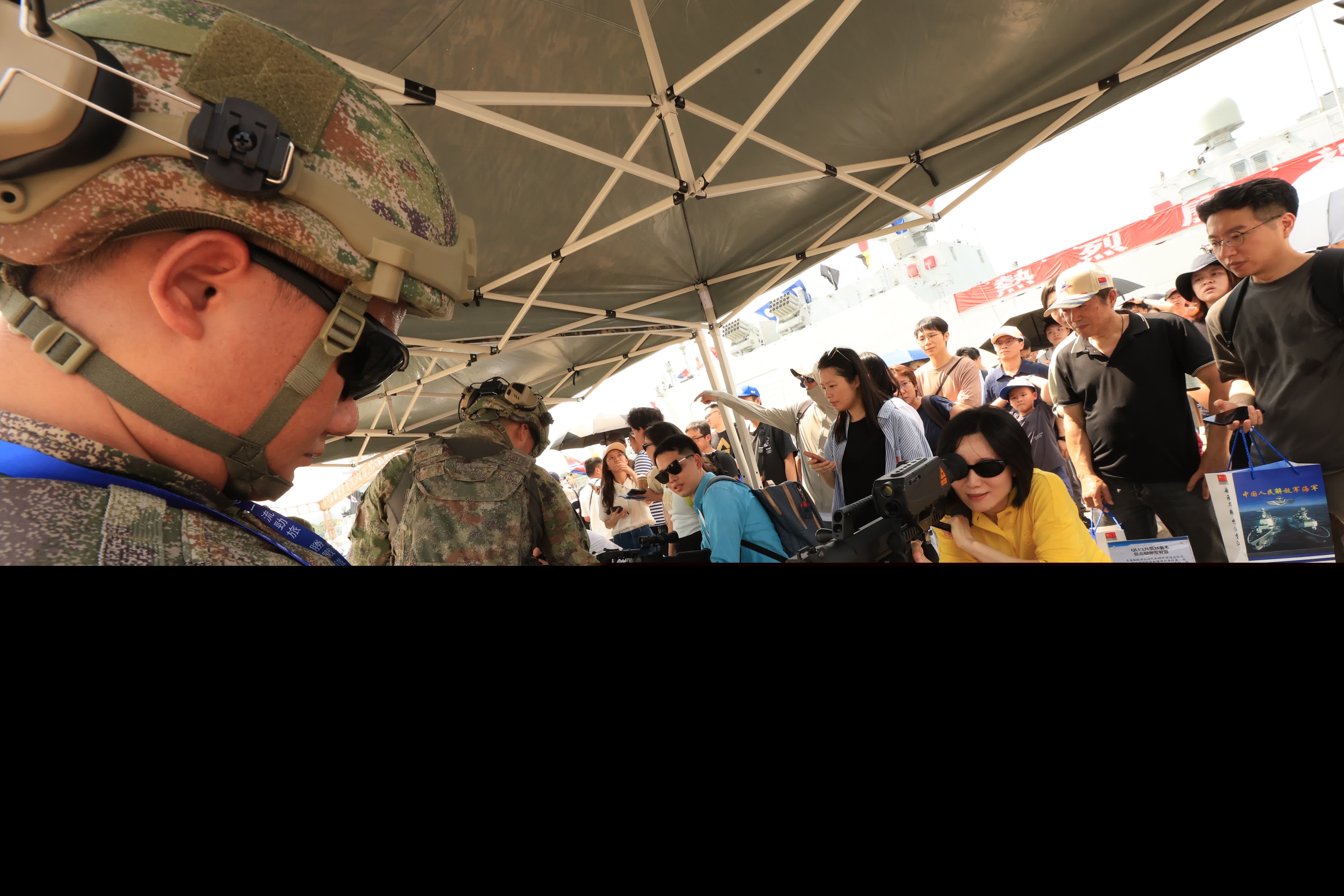 軍營內亦有一些陸軍設施及市民參觀及打卡。（香港文匯報記者萬霜靈 攝）