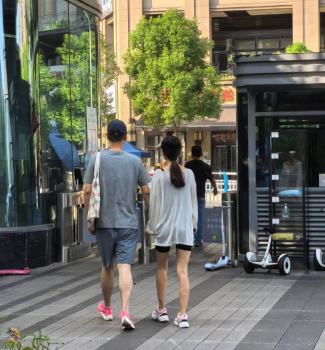 任重孙骁骁一起逛街 两人全程牵手感情甜蜜