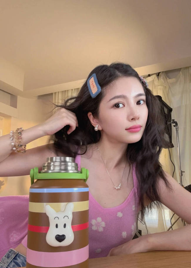 王灿穿粉色吊带上衣自拍心情好！戴可爱发卡超甜美