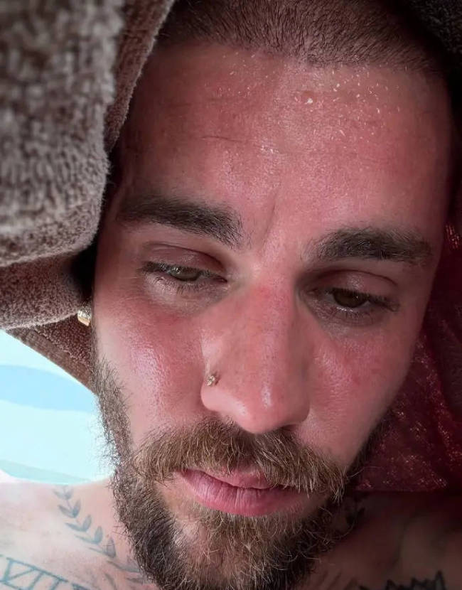贾斯汀比伯在社交平台晒自拍 表情失神认不出