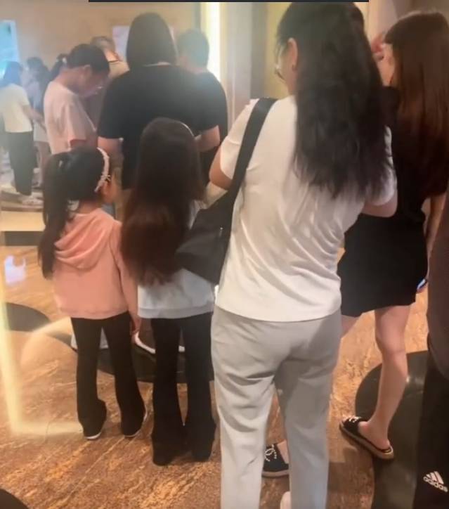 方媛带两个女儿逛街被偶遇 穿紧身裙三胎孕肚明显