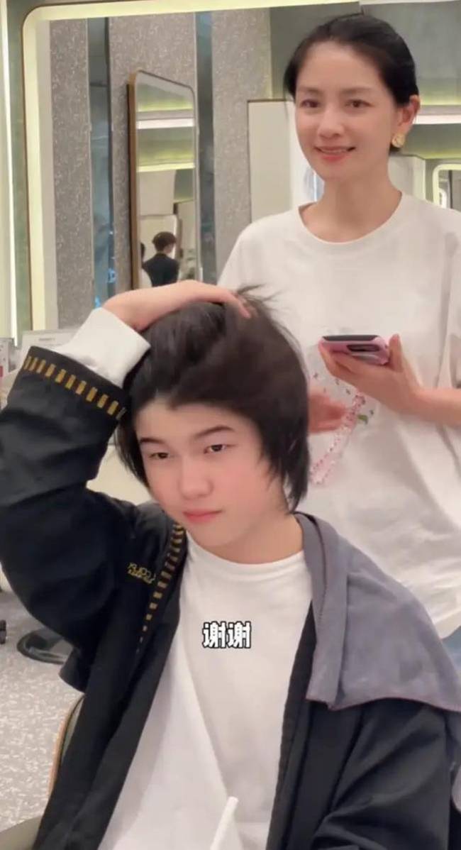 胡可陪大儿子剪头发 安吉头发浓密额头美人尖抢镜