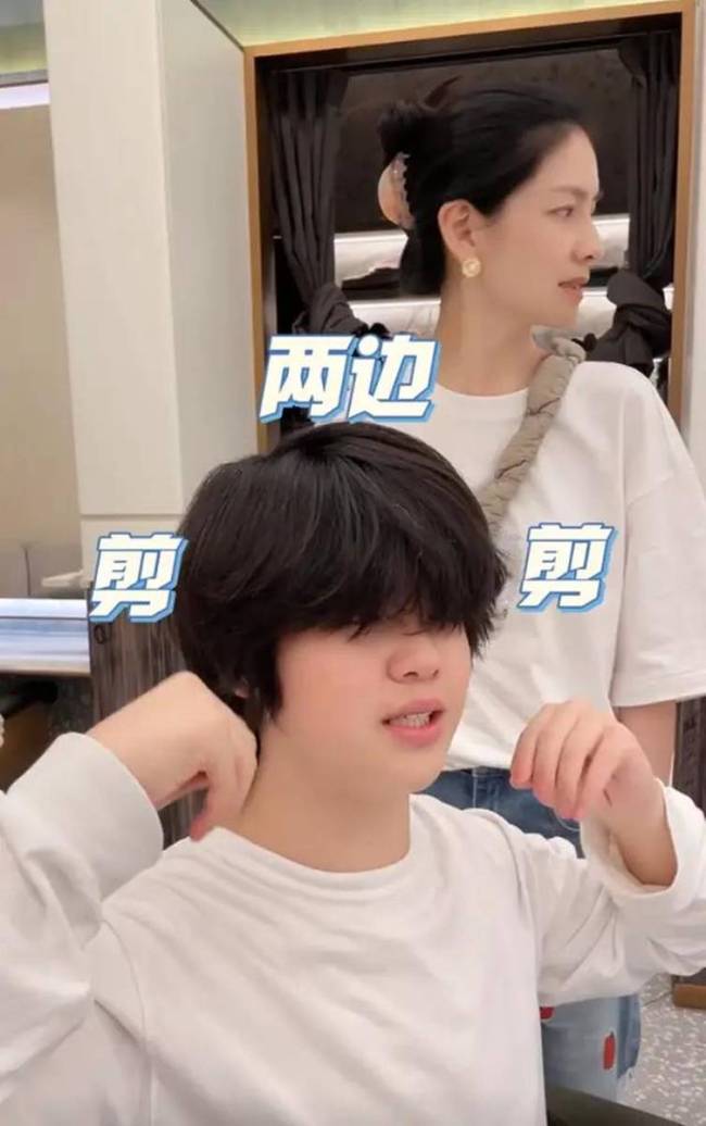 胡可陪大儿子剪头发 安吉头发浓密额头美人尖抢镜