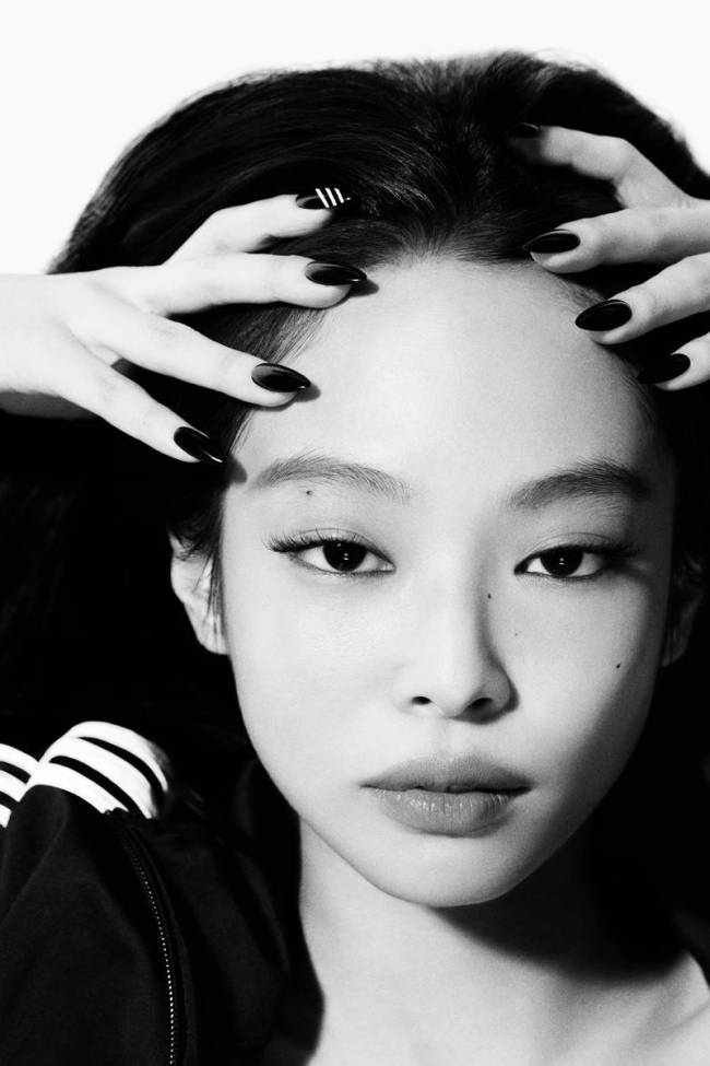 Jennie穿运动装时尚感拉满 小露蛮腰身材曲线优越