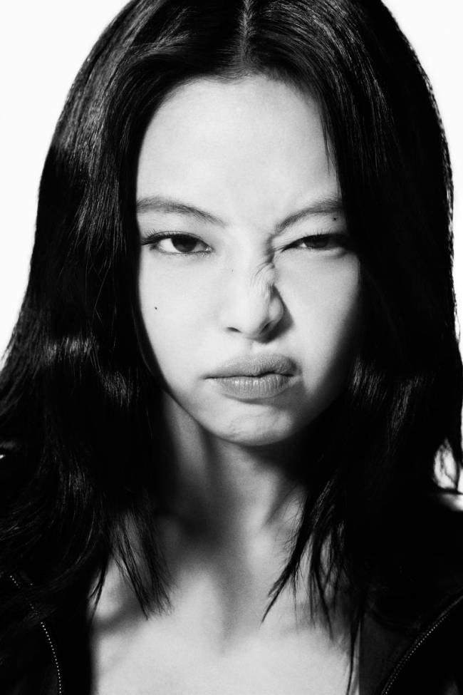 Jennie穿运动装时尚感拉满 小露蛮腰身材曲线优越
