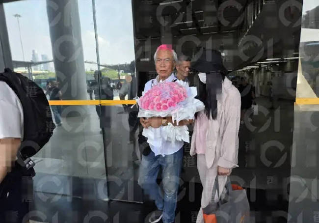 TVB老戏骨李龙基捧60朵玫瑰接未婚妻出狱