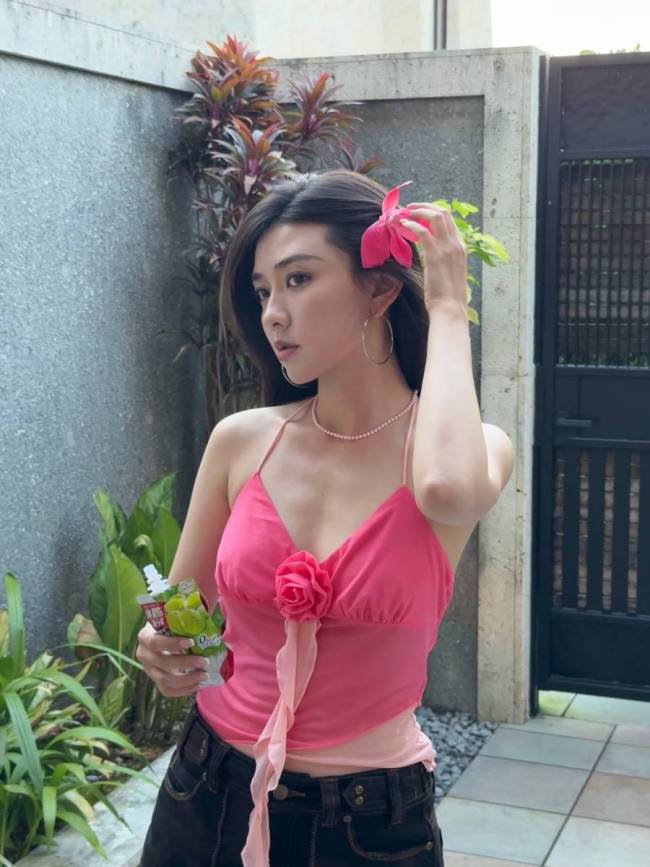 梁洁更新旅行照心情大好！穿粉色泳衣性感又甜美
