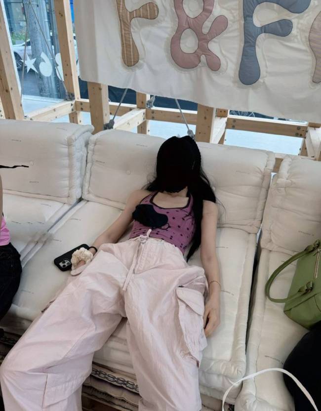 田曦薇晒生活日常超治愈 状态松弛搞怪可爱