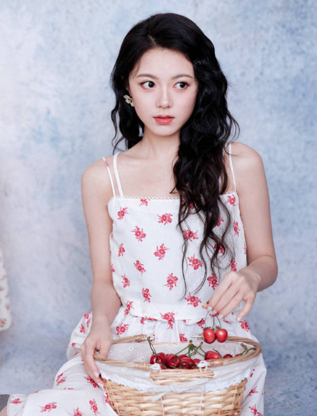 赵今麦卷发搭配碎花吊带裙 清新俏皮少女感满满
