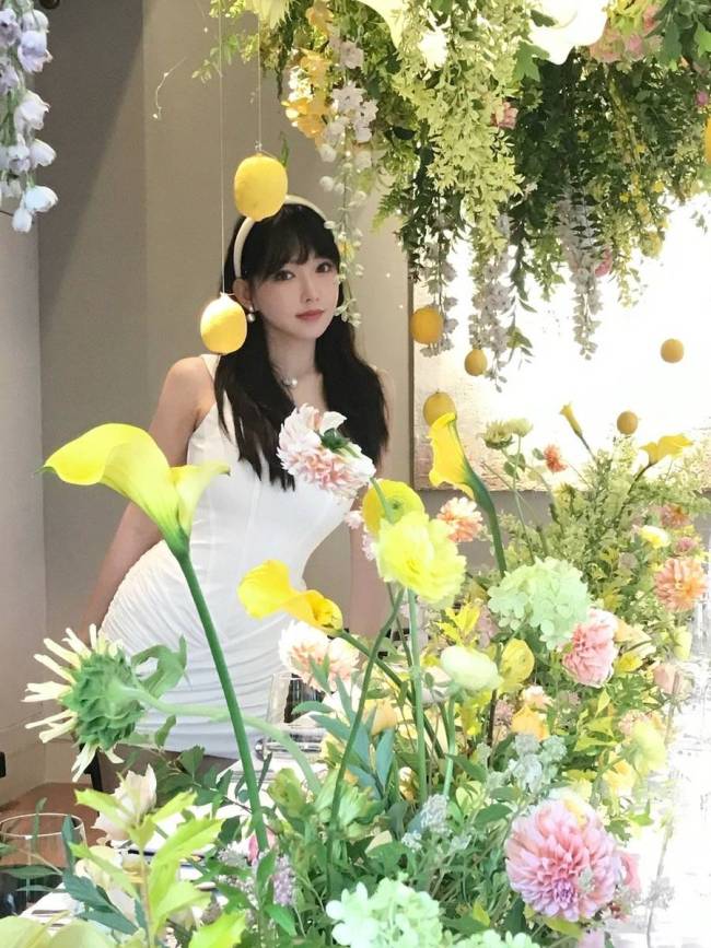 程潇穿包臀裙勾勒曼妙身姿 与鲜花合影变氧气美女
