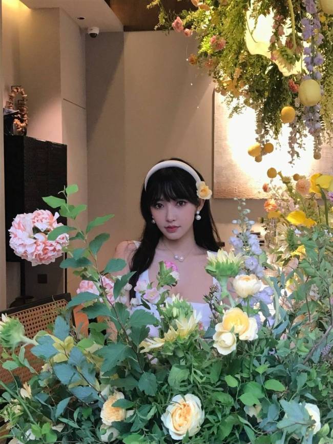 程潇穿包臀裙勾勒曼妙身姿 与鲜花合影变氧气美女