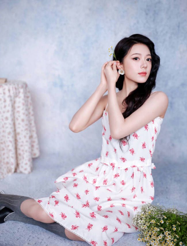 赵今麦卷发搭配碎花吊带裙 清新俏皮少女感满满