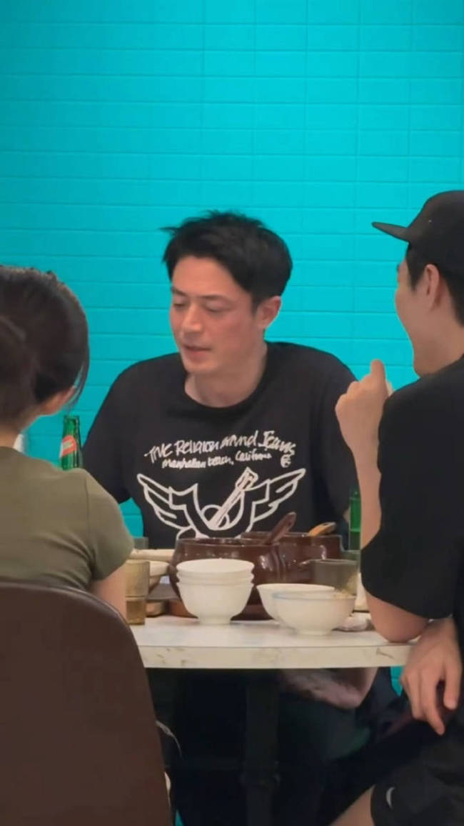 霍建华与友人吃饭被偶遇 素颜帅气还请粉丝喝啤酒