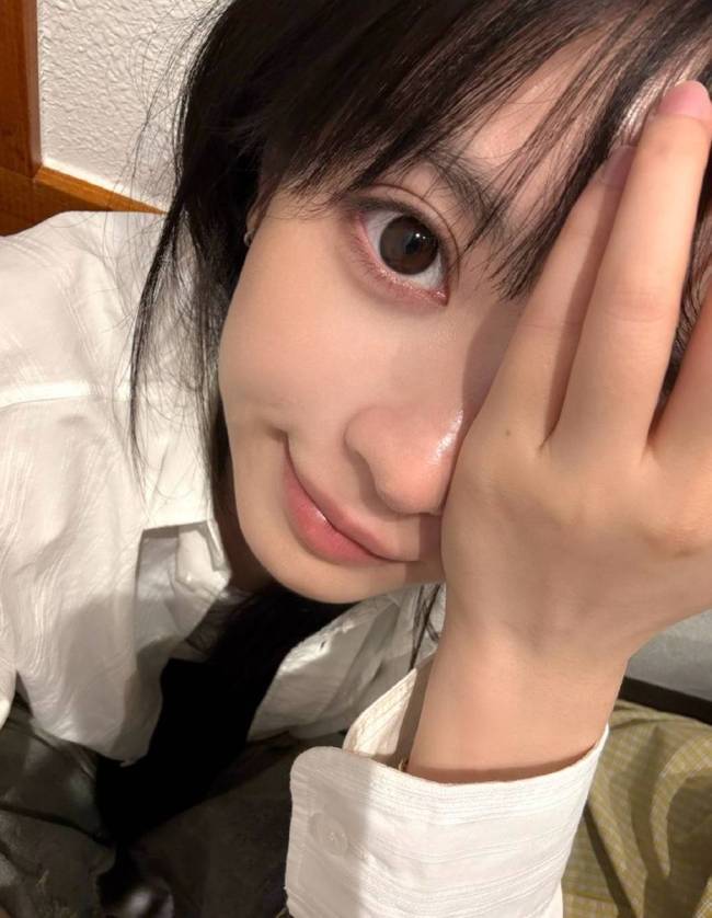 田曦薇晒生活日常超治愈 状态松弛搞怪可爱
