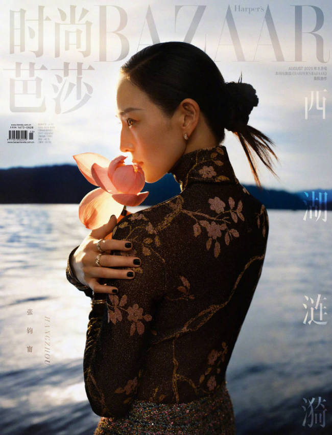 张钧甯穿花纹高领紧身衣 又帅又美时尚表现力超强