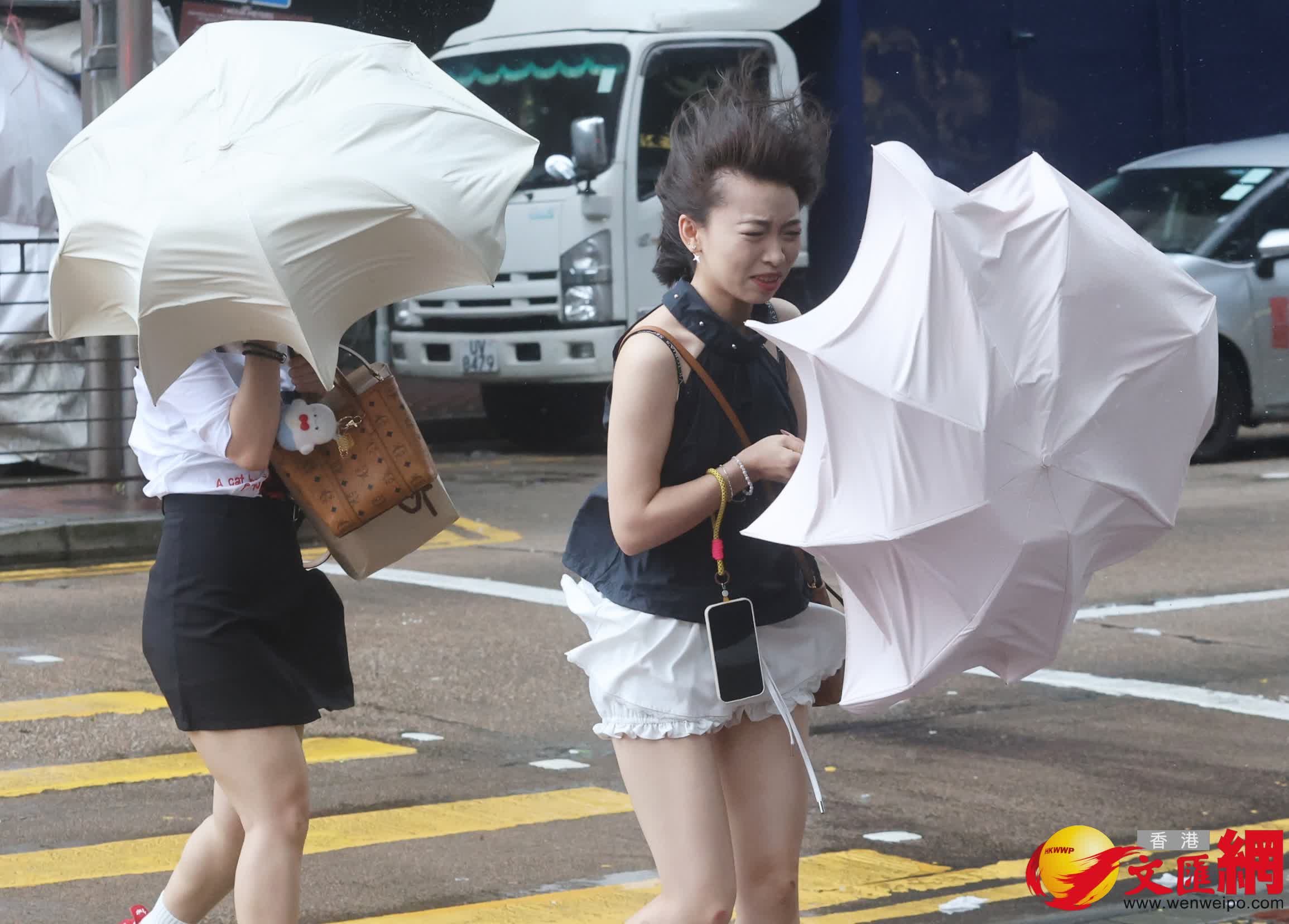 十號風球下的香港市面情況。 (香港文匯報記者郭木又 攝)