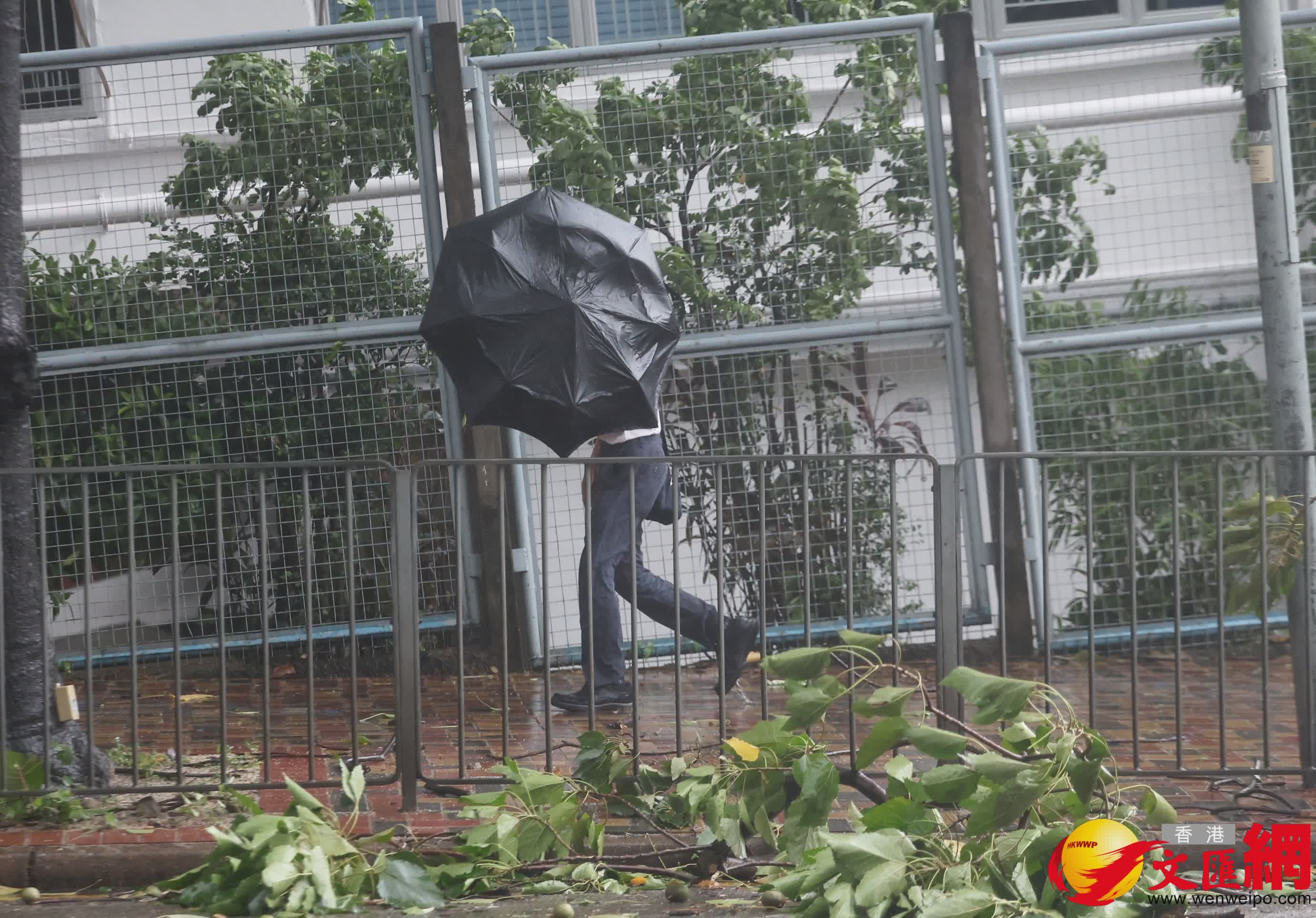 十號風球下的香港市面情況。 (香港文匯報記者郭木又 攝)