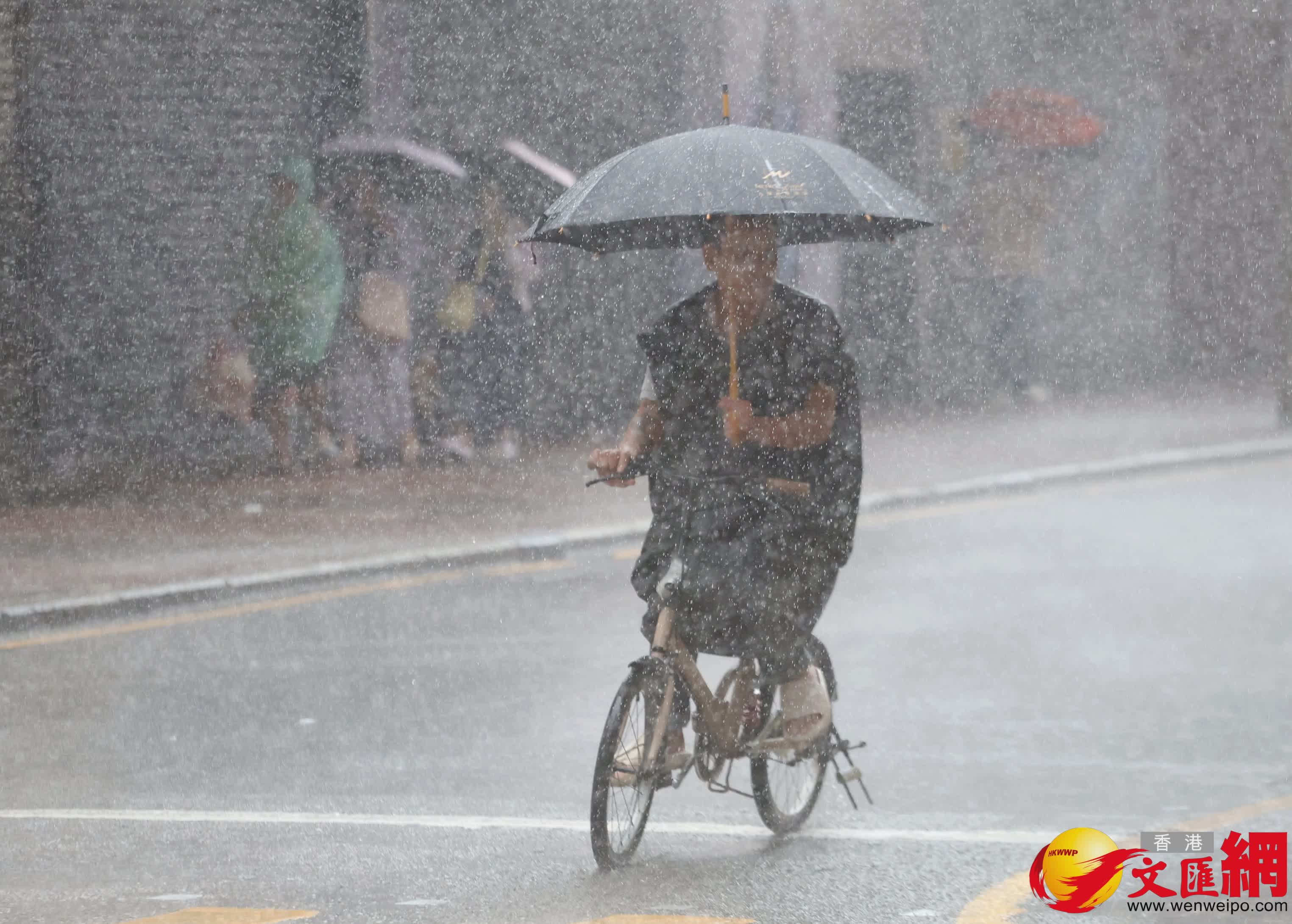 十號風球下的香港市面情況。 (香港文匯報記者郭木又 攝)