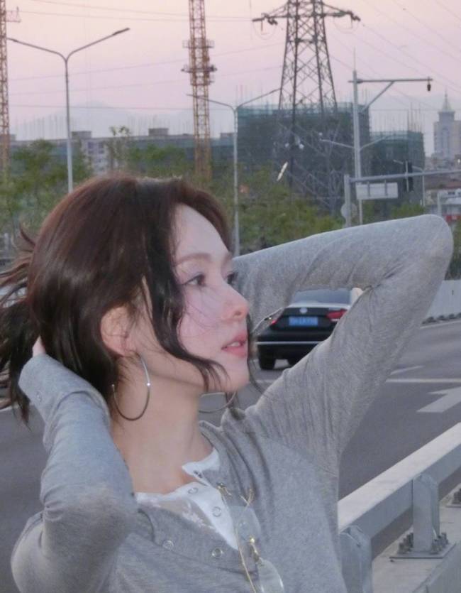 陈都灵灰色针织搭配金属耳环 慵懒松弛高智感十足
