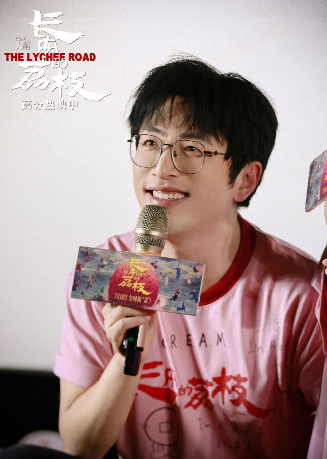 电影《长安的荔枝》发布“破局新生”版后告片沈阳路演观众为大鹏白客刘俊谦表演点赞