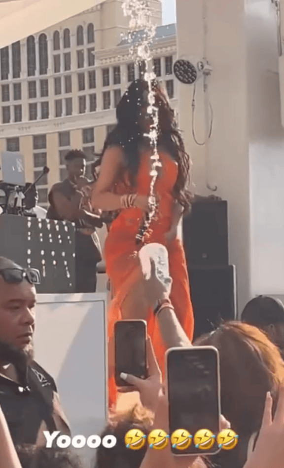 CardiB用麦克风砸人被起诉 砸人麦克风被拍卖