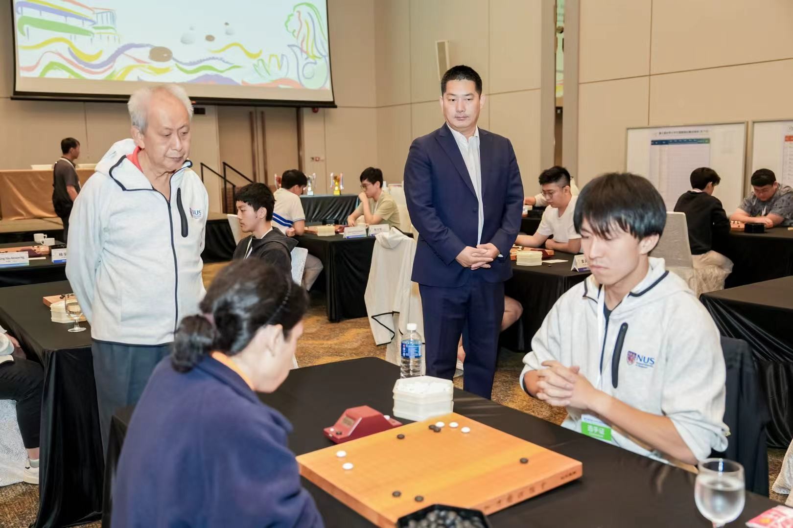 中国围棋协会主席常昊（右二）、新加坡围棋协会会长陈丁川（左一）观战。中国围棋协会供图