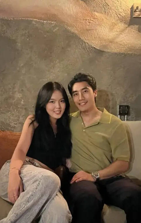 23岁李咏女儿晒与男友合照 两人共同出行很幸福