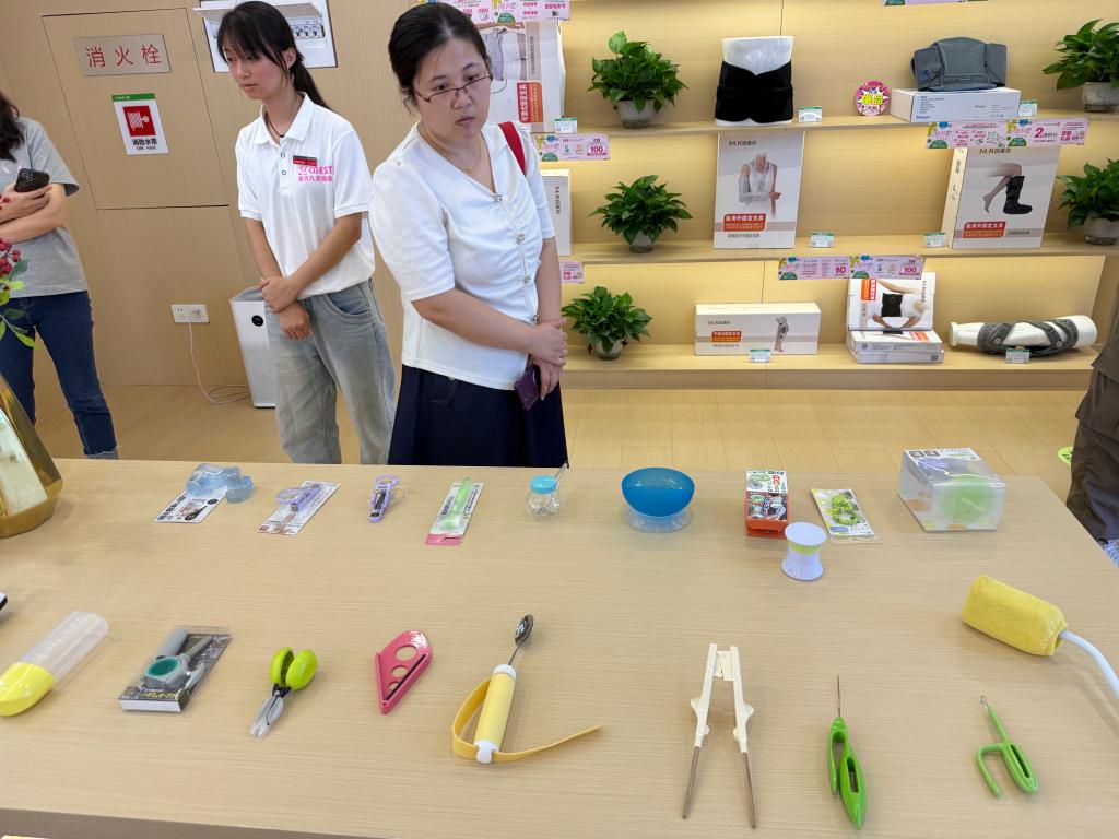 7月23日，重庆重百九龙百货商场6楼的银发主题店内，消费者正在选购适老化产品。新华社记者李晓婷 摄