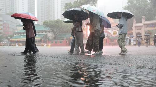 無懼黑雨出行　市民裹膠袋防浸濕