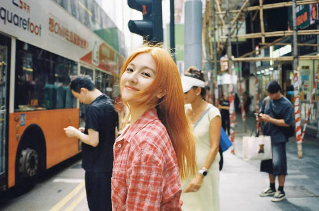 李兰迪街头漫步气质优雅 回眸甜笑化身港风美人