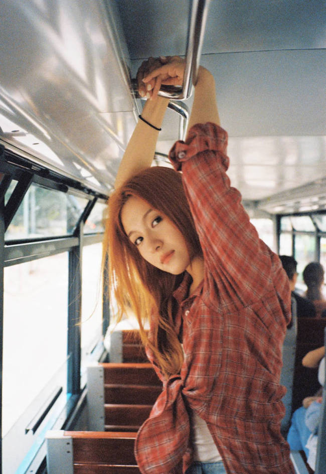 李兰迪街头漫步气质优雅 回眸甜笑化身港风美人