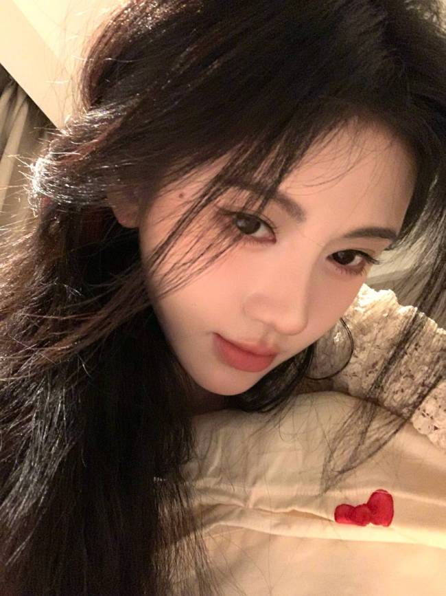 鞠婧祎晒居家怼脸自拍照 对镜头wink少女感十足