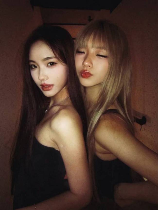 时髦姐妹花合体！小S大女儿与妹妹亲密贴贴超有爱