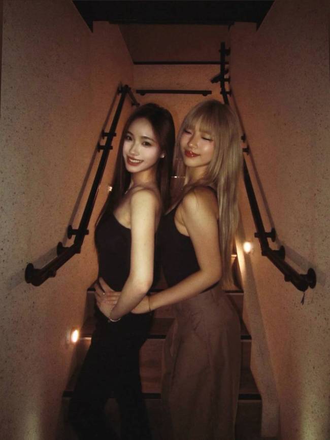 时髦姐妹花合体！小S大女儿与妹妹亲密贴贴超有爱