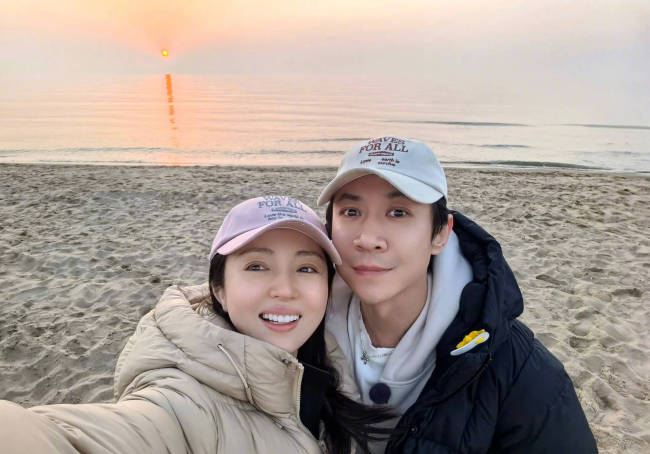 董璇晒与张维伊合照 两人海边依偎看夕阳幸福甜蜜