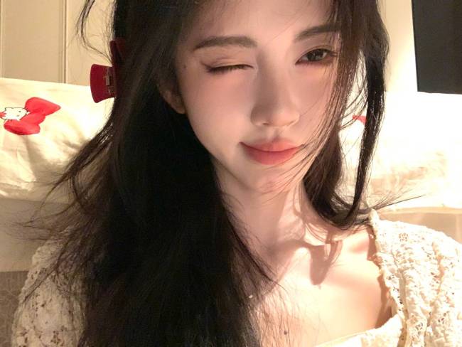 鞠婧祎晒居家怼脸自拍照 对镜头wink少女感十足
