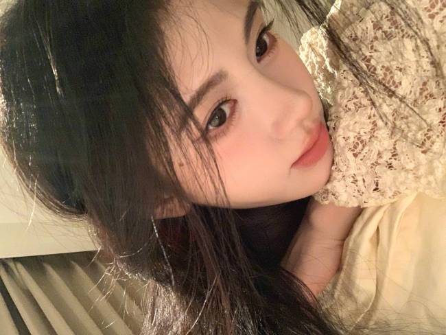 鞠婧祎晒居家怼脸自拍照 对镜头wink少女感十足