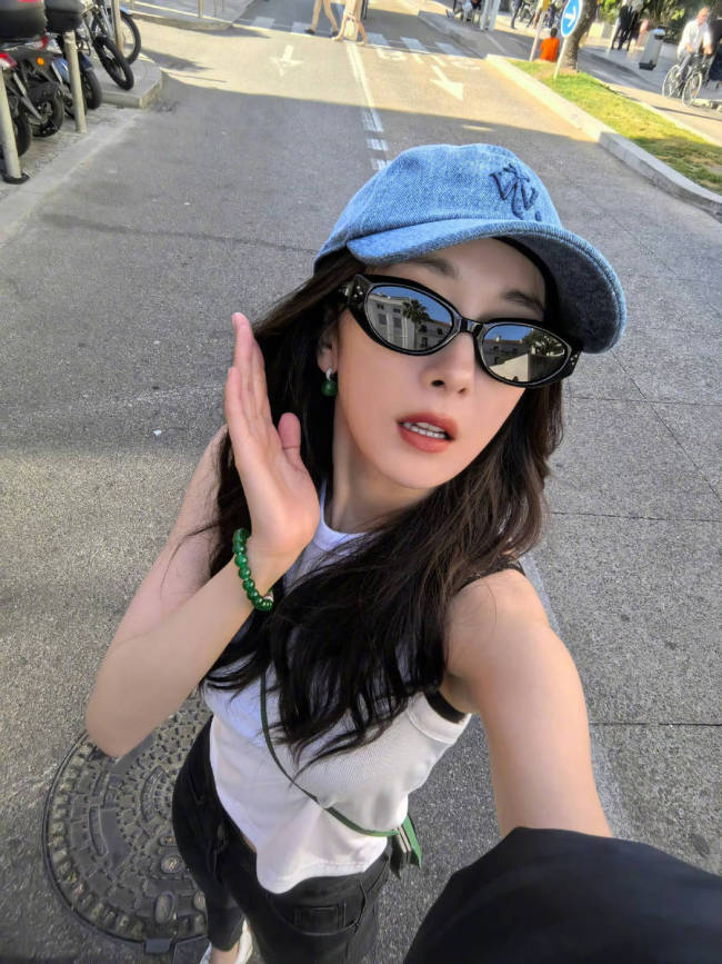 杨幂比耶对镜怼脸自拍 双眼灵动又美又萌