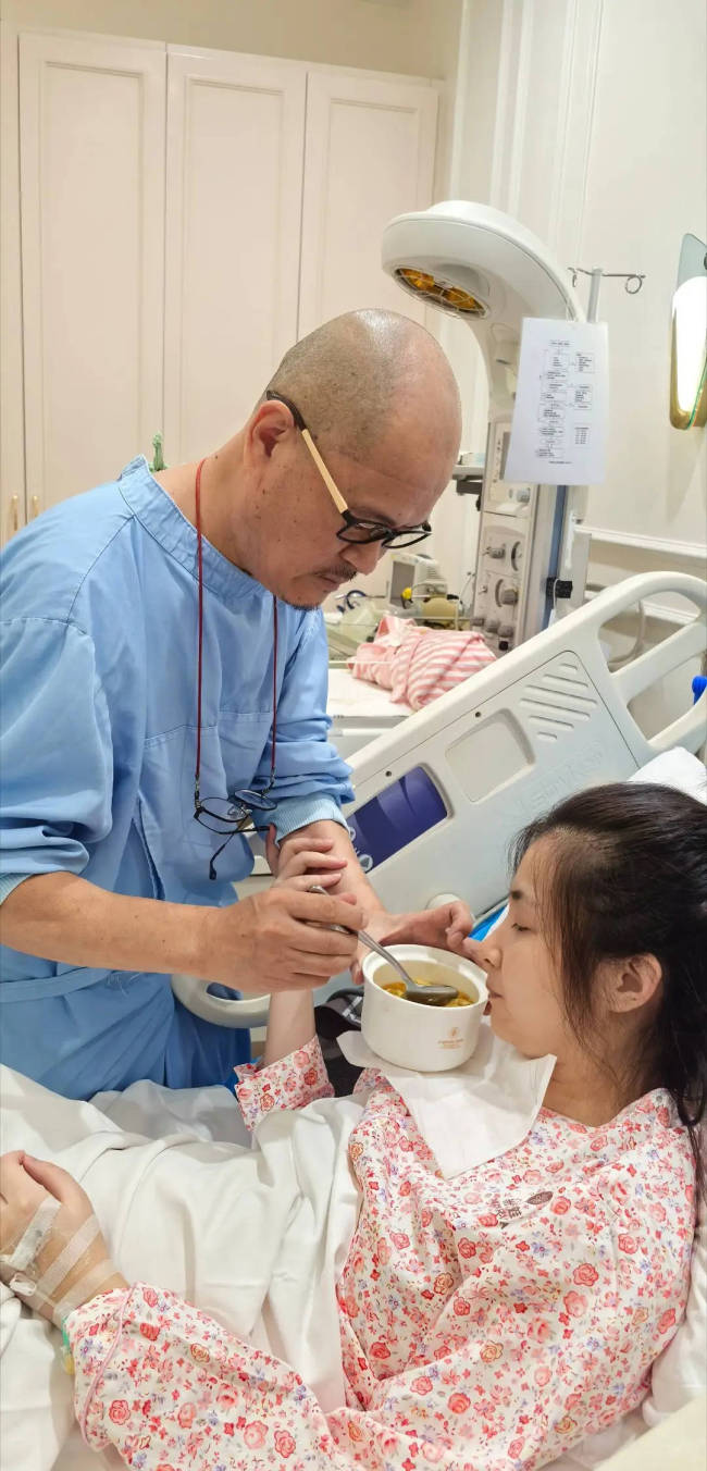 “光头李进”终于当爸！小25岁娇妻为他诞下儿子
