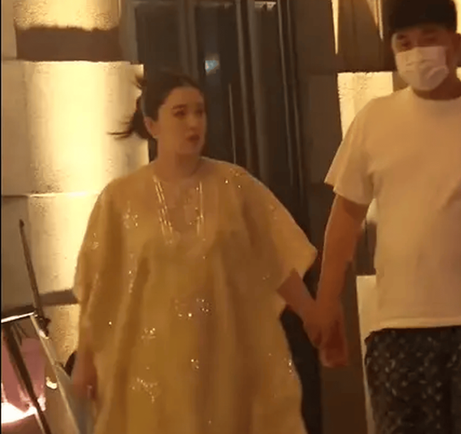 阚清子穿纱裙和老公牵手散步 孕肚明显气色不错