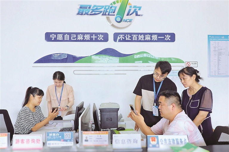 浙江省开化县纪委监委持续开展“指尖上的形式主义”专项治理“回头看”，督促职能部门强化源头治理和制度建设，让基层干部把更多精力放在谋发展、抓治理和办实事上。图为该县纪检监察干部实地了解工作群、应用程序等“瘦身”情况。余青青 摄