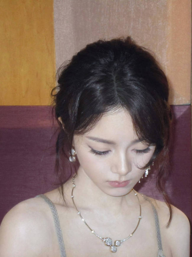 赵今麦穿白色吊带纯欲感拉满 微微低头冷艳感超绝