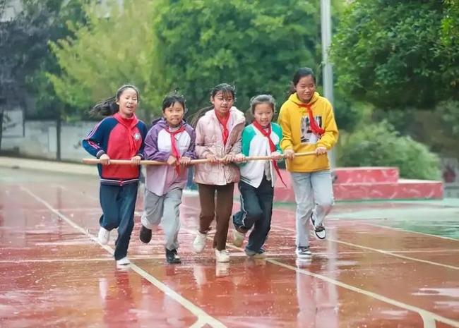 一小学今年仅招收22人，同时配备23名老师，师生比例超过1:1