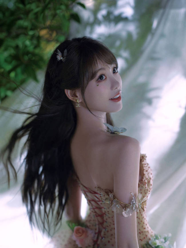 祝绪丹身穿吊带裙纯欲感拉满 手捧灯笼美背诱人