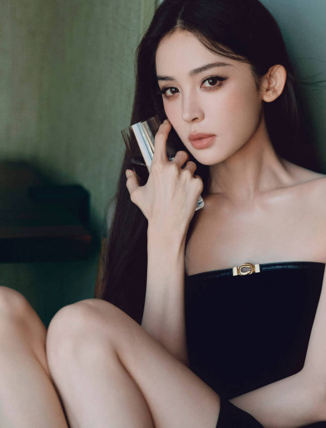 古力娜扎穿黑色抹胸裙妆容精致 气质高贵尽显优雅